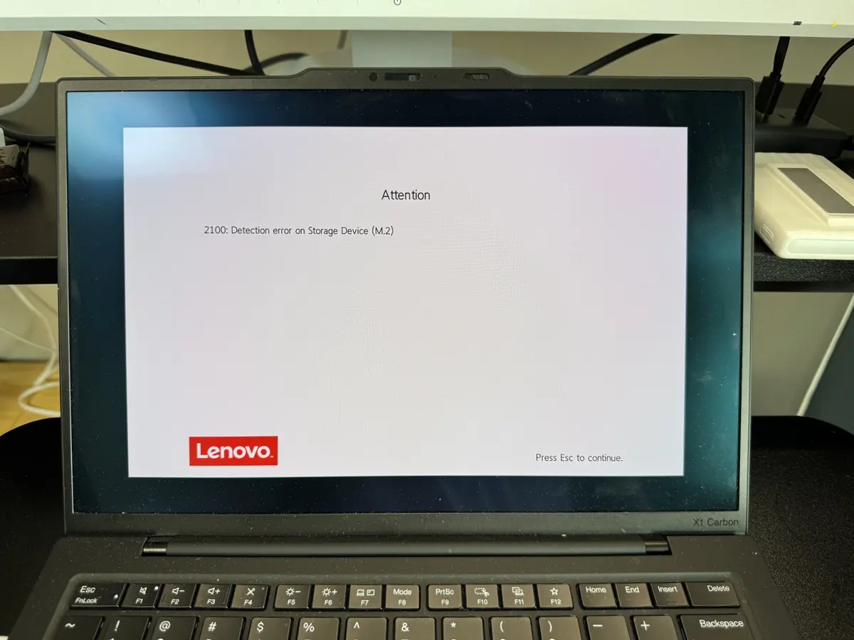 ThinkPad X1 Carbonに表示された2100: Detection error on Storage Device (M.2)のエラー画面